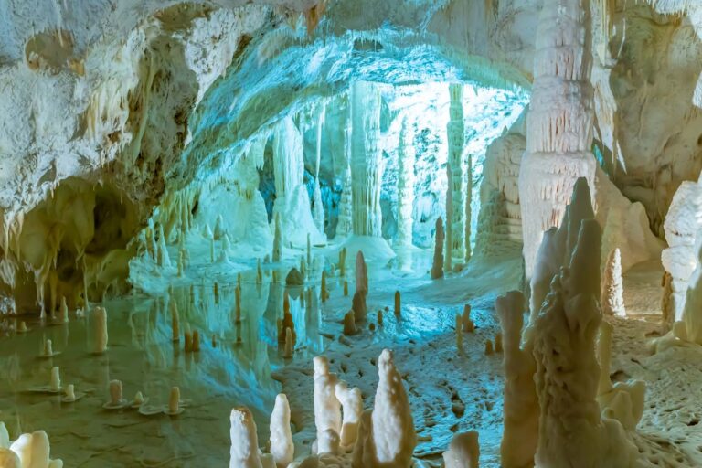 Grotte di Frasassi :Parco regionale della Gola della Rossa