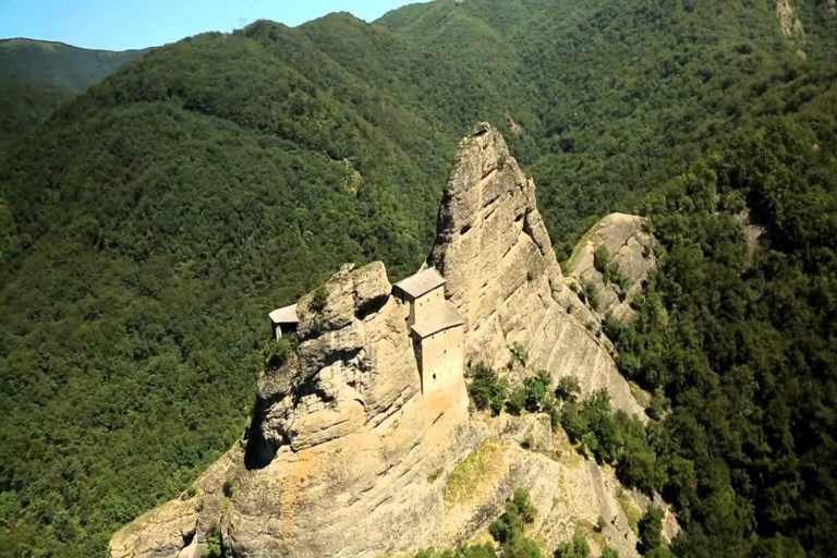 Castello della Pietra – Parco Naturale del Monte Antola
